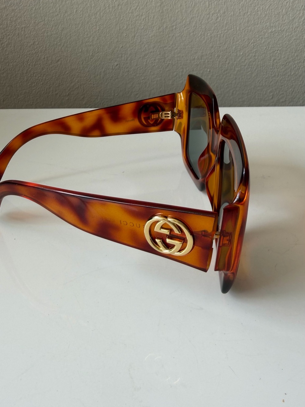 Gucci Tortoiseshell Square Sunglasses with Gold GG Accent - Picture 5 of 12
